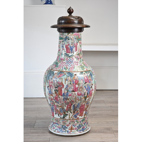 85 - A VERY LARGE CHINESE FAMILLE ROSE PORCELAIN VASE, 19TH CENTURY. Decorated with panels of warriors an... 