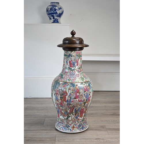 85 - A VERY LARGE CHINESE FAMILLE ROSE PORCELAIN VASE, 19TH CENTURY. Decorated with panels of warriors an... 