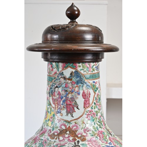 85 - A VERY LARGE CHINESE FAMILLE ROSE PORCELAIN VASE, 19TH CENTURY. Decorated with panels of warriors an... 