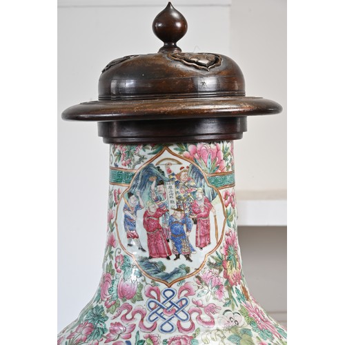 85 - A VERY LARGE CHINESE FAMILLE ROSE PORCELAIN VASE, 19TH CENTURY. Decorated with panels of warriors an... 