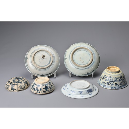 8 - A GROUP OF CHINESE BLUE AND WHITE PORCELAIN ITEMS, MING DYNASTY. To include three dishes, a bowl and... 