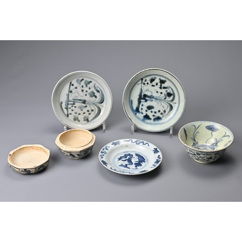 8 - A GROUP OF CHINESE BLUE AND WHITE PORCELAIN ITEMS, MING DYNASTY. To include three dishes, a bowl and... 