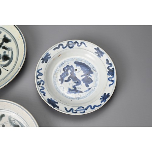 8 - A GROUP OF CHINESE BLUE AND WHITE PORCELAIN ITEMS, MING DYNASTY. To include three dishes, a bowl and... 