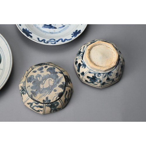 8 - A GROUP OF CHINESE BLUE AND WHITE PORCELAIN ITEMS, MING DYNASTY. To include three dishes, a bowl and... 