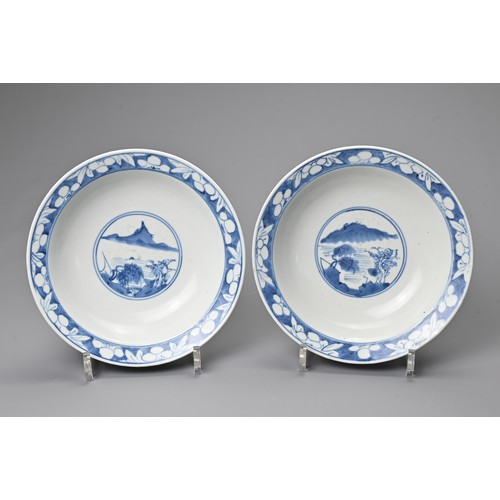 9 - A GROUP OF CHINESE BLUE AND WHITE PORCELAIN ITEMS, 18/19TH CENTURY. To include a pair of bowls with ... 