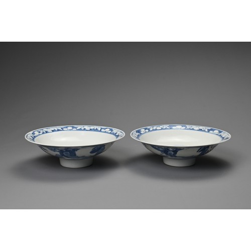 9 - A GROUP OF CHINESE BLUE AND WHITE PORCELAIN ITEMS, 18/19TH CENTURY. To include a pair of bowls with ... 