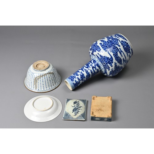 17 - A GROUP OF CHINESE PORCELAIN ITEMS, 19TH CENTURY. To include a blue and white bottle vase, with nice... 