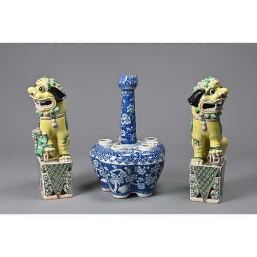 22 - A GROUP OF CHINESE PORCELAIN ITEMS, 19/20TH CENTURY. To include a blue and white porcelain lotus vas... 