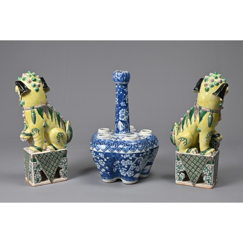 22 - A GROUP OF CHINESE PORCELAIN ITEMS, 19/20TH CENTURY. To include a blue and white porcelain lotus vas... 