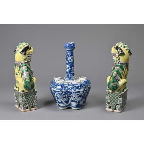 22 - A GROUP OF CHINESE PORCELAIN ITEMS, 19/20TH CENTURY. To include a blue and white porcelain lotus vas... 