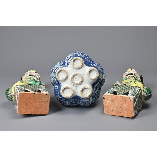 22 - A GROUP OF CHINESE PORCELAIN ITEMS, 19/20TH CENTURY. To include a blue and white porcelain lotus vas... 