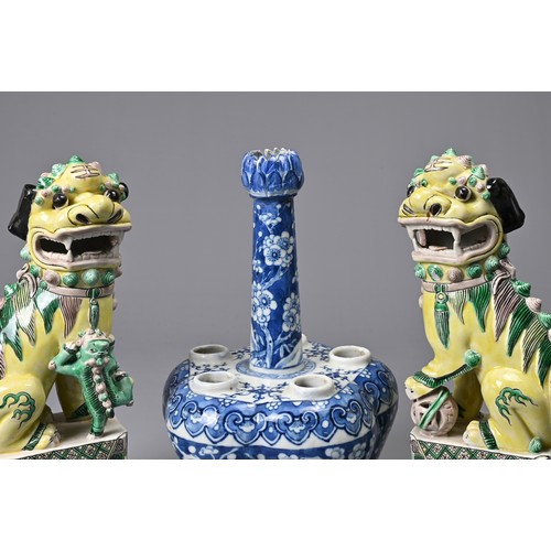 22 - A GROUP OF CHINESE PORCELAIN ITEMS, 19/20TH CENTURY. To include a blue and white porcelain lotus vas... 