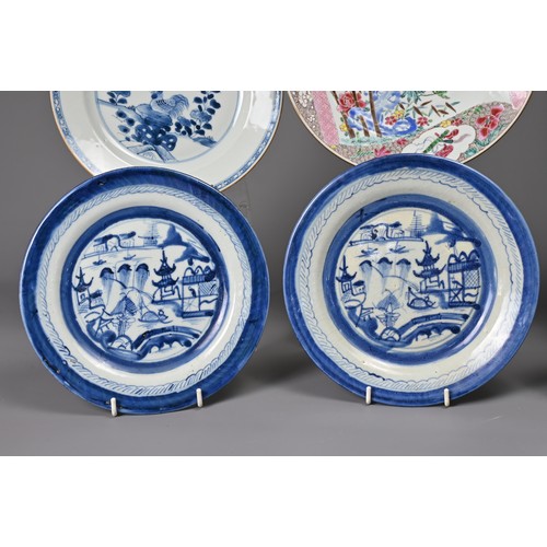 29 - A GROUP OF CHINESE PORCELAIN DISHES, 18/19TH CENTURY. To include three matching blue and white dishe... 