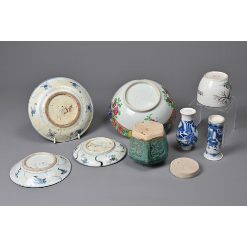 31 - A GROUP OF CHINESE PORCELAIN ITEMS, 19/20TH CENTURY. To include three blue and white dishes; A famil... 