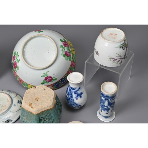 31 - A GROUP OF CHINESE PORCELAIN ITEMS, 19/20TH CENTURY. To include three blue and white dishes; A famil... 