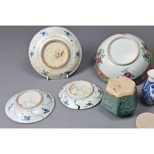 31 - A GROUP OF CHINESE PORCELAIN ITEMS, 19/20TH CENTURY. To include three blue and white dishes; A famil... 