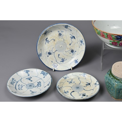 31 - A GROUP OF CHINESE PORCELAIN ITEMS, 19/20TH CENTURY. To include three blue and white dishes; A famil... 