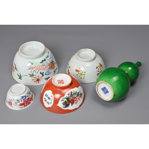 34 - A GROUP OF CHINESE PORCELAIN ITEMS, 18TH CENTURY AND LATER. To include a green glazed double gourd v... 