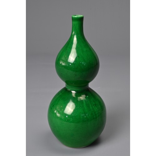 34 - A GROUP OF CHINESE PORCELAIN ITEMS, 18TH CENTURY AND LATER. To include a green glazed double gourd v... 