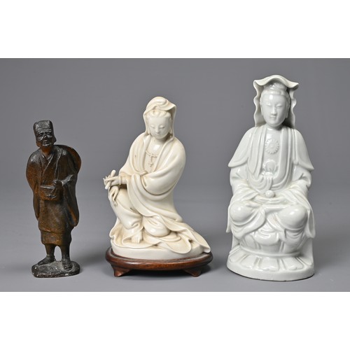 35 - A GROUP OF CHINESE CERAMIC ITEMS, 19/20TH CENTURY. To include two white glazed porcelain figures of ... 