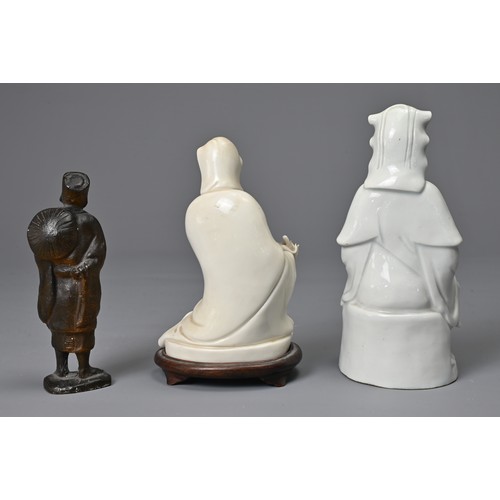 35 - A GROUP OF CHINESE CERAMIC ITEMS, 19/20TH CENTURY. To include two white glazed porcelain figures of ... 