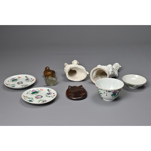 35 - A GROUP OF CHINESE CERAMIC ITEMS, 19/20TH CENTURY. To include two white glazed porcelain figures of ... 