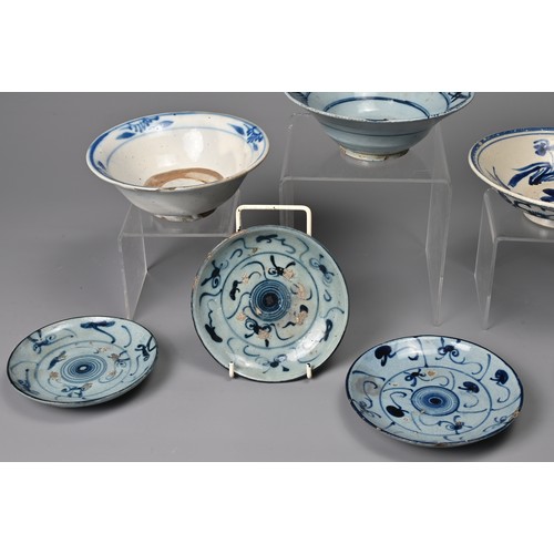 58 - A GROUP OF CHINESE BLUE AND WHITE PORCELAIN ITEMS, QING DYNASTY. To include four matching dishes wit... 