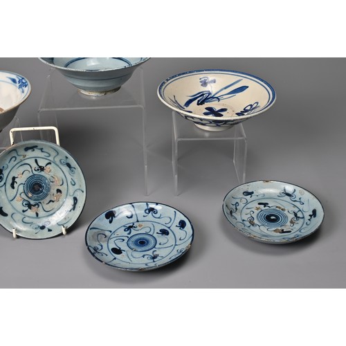 58 - A GROUP OF CHINESE BLUE AND WHITE PORCELAIN ITEMS, QING DYNASTY. To include four matching dishes wit... 