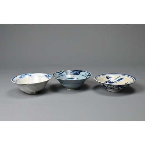 58 - A GROUP OF CHINESE BLUE AND WHITE PORCELAIN ITEMS, QING DYNASTY. To include four matching dishes wit... 