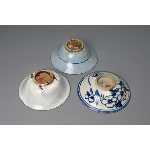 58 - A GROUP OF CHINESE BLUE AND WHITE PORCELAIN ITEMS, QING DYNASTY. To include four matching dishes wit... 