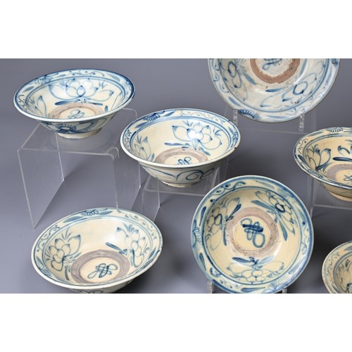 59 - A GROUP OF CHINESE BLUE AND WHITE PORCELAIN BOWLS, QING DYNASTY. Of varying sizes decorated with sty... 