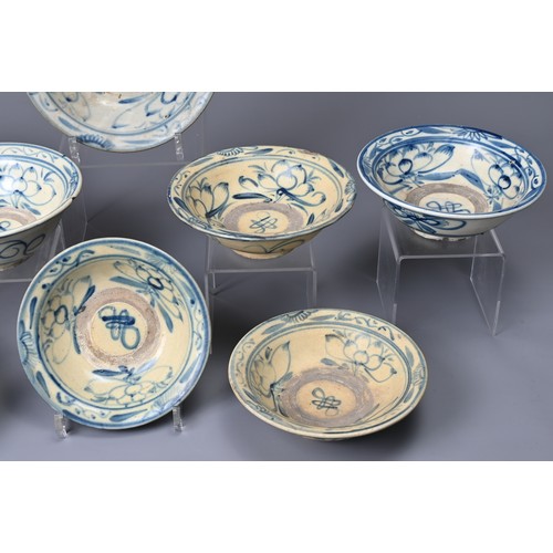 59 - A GROUP OF CHINESE BLUE AND WHITE PORCELAIN BOWLS, QING DYNASTY. Of varying sizes decorated with sty... 