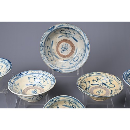 59 - A GROUP OF CHINESE BLUE AND WHITE PORCELAIN BOWLS, QING DYNASTY. Of varying sizes decorated with sty... 