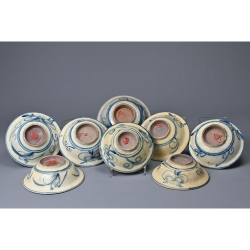 59 - A GROUP OF CHINESE BLUE AND WHITE PORCELAIN BOWLS, QING DYNASTY. Of varying sizes decorated with sty... 