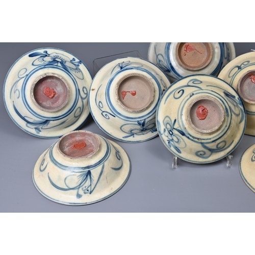 59 - A GROUP OF CHINESE BLUE AND WHITE PORCELAIN BOWLS, QING DYNASTY. Of varying sizes decorated with sty... 