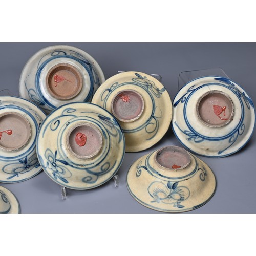 59 - A GROUP OF CHINESE BLUE AND WHITE PORCELAIN BOWLS, QING DYNASTY. Of varying sizes decorated with sty... 