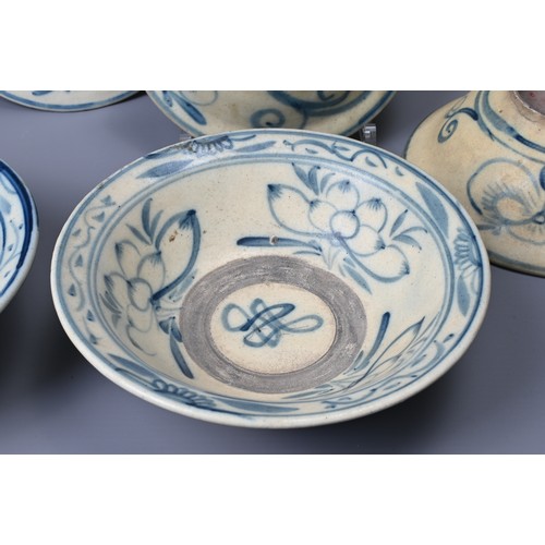 59 - A GROUP OF CHINESE BLUE AND WHITE PORCELAIN BOWLS, QING DYNASTY. Of varying sizes decorated with sty... 