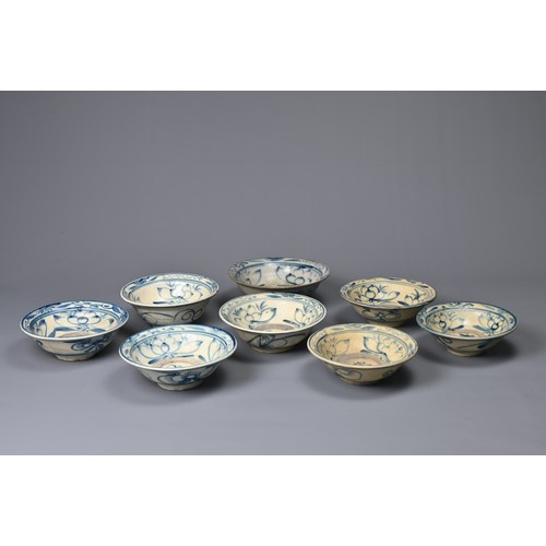 59 - A GROUP OF CHINESE BLUE AND WHITE PORCELAIN BOWLS, QING DYNASTY. Of varying sizes decorated with sty... 