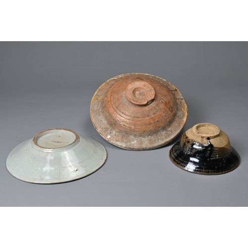 60 - THREE CERAMIC BOWLS, MIDDLE EASTERN AND CHINESE 19TH CENTURY. To include a glazed pottery bowl; A bl... 