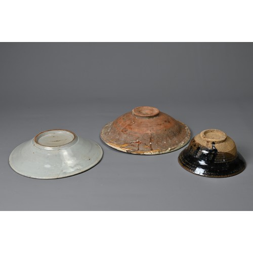 60 - THREE CERAMIC BOWLS, MIDDLE EASTERN AND CHINESE 19TH CENTURY. To include a glazed pottery bowl; A bl... 