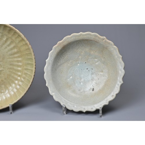 63 - TWO CHINESE CELADON GLAZED POTTERY BOWLS, YUAN / MING DYNASTY. Each heavily potted to include a brac... 