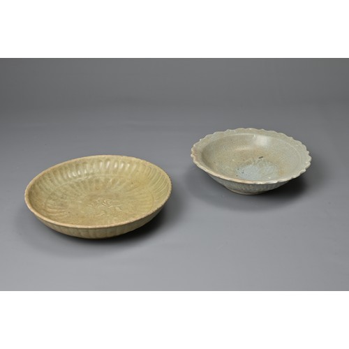 63 - TWO CHINESE CELADON GLAZED POTTERY BOWLS, YUAN / MING DYNASTY. Each heavily potted to include a brac... 