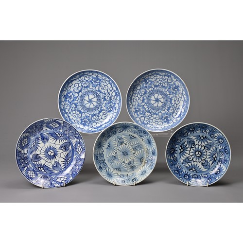 64 - A GROUP OF FIVE CHINESE BLUE AND WHITE PORCELAIN DISHES, 19TH CENTURY. Each with stylised floral dec... 