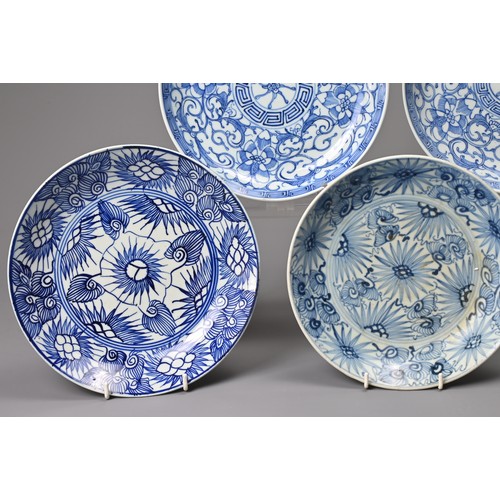 64 - A GROUP OF FIVE CHINESE BLUE AND WHITE PORCELAIN DISHES, 19TH CENTURY. Each with stylised floral dec... 