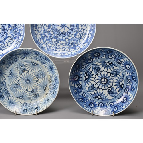 64 - A GROUP OF FIVE CHINESE BLUE AND WHITE PORCELAIN DISHES, 19TH CENTURY. Each with stylised floral dec... 