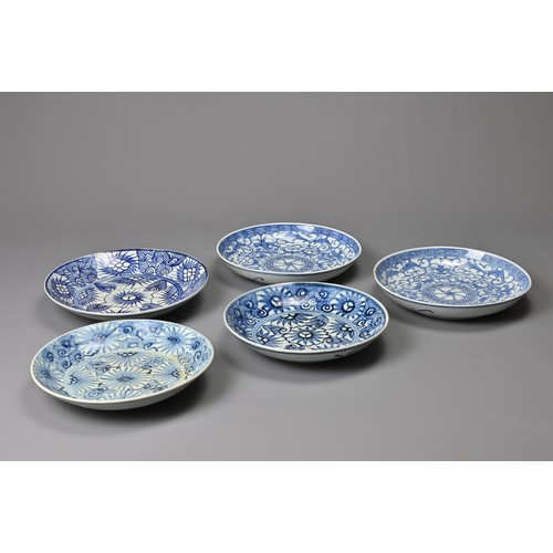 64 - A GROUP OF FIVE CHINESE BLUE AND WHITE PORCELAIN DISHES, 19TH CENTURY. Each with stylised floral dec... 