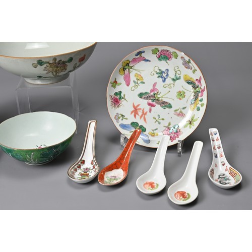 66 - A GROUP OF CHINESE PORCELAIN ITEMS, 19/20TH CENTURY. To include a pair of famille rose enamelled but... 