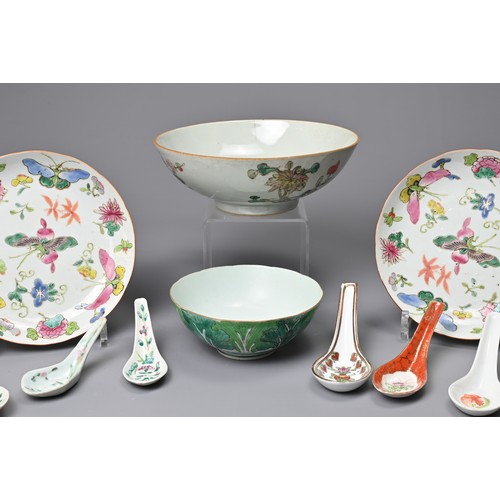 66 - A GROUP OF CHINESE PORCELAIN ITEMS, 19/20TH CENTURY. To include a pair of famille rose enamelled but... 