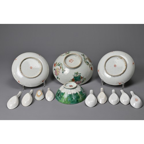 66 - A GROUP OF CHINESE PORCELAIN ITEMS, 19/20TH CENTURY. To include a pair of famille rose enamelled but... 