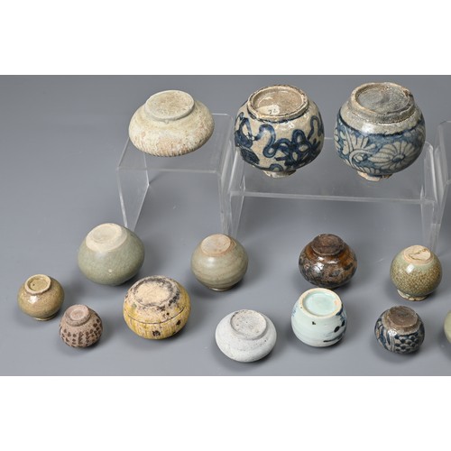 67 - A COLLECTION OF CHINESE PORCELAIN JARLETS, YUAN / MING DYNASTY. Of varying sizes and types to includ... 